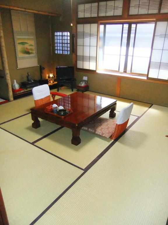 Habitación de estilo japonés con baño y aseo compartidos - Junto a la carretera